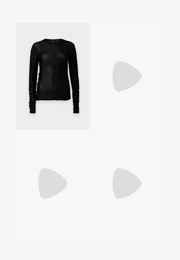 Camisola preta de manga longa em um tecido leve e texturizado, com detalhes franzidos ao longo das mangas e costuras laterais. Decote redondo.; Calças pretas largas feitas de um material liso e elástico. Apresentam um fecho com botão na frente e bolsos laterais com zíper para maior utilidade.; Bota de tornozelo em couro preto com bico fino e salto pequeno. Apresenta um detalhe em corrente dourada no tornozelo. Cercada por uma superfície de pedra texturizada.; Carteira de mão em couro preto com formato retangular, textura suave, alça de ombro fina e design minimalista.