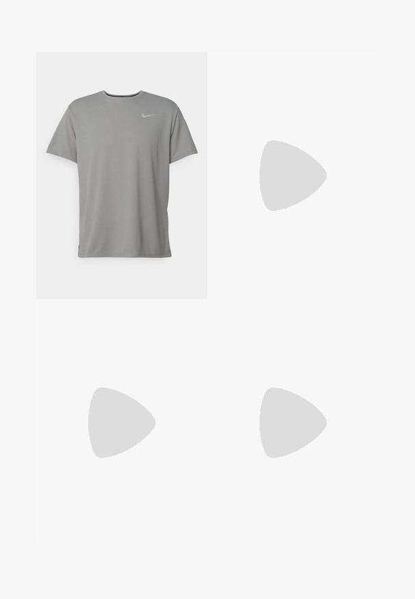 Γκρίζο μπλουζάκι Nike με κοντά μανίκια, στρογγυλή λαιμόκοψη και μικρό ασημί λογότυπο στην αριστερή πλευρά του στήθους. Κατασκευασμένο από μαλακό, ελαφρύ ύφασμα.; ASICS CORE SHORT - Αθλητικό σορτς - celadon; Μαύρο αθλητικό παπ ούτσι με λείο ύφασμα επάνω, υφή στη σόλα και ανακλαστικές λεπτομέρειες. Έχει στρογγυλή μύτη και σχέδιο με κορδόνια.; Ναϊκή γιλέκο για τρέξιμο σε μονοπάτια σε μαύρο και ελαιόδεντρο χρώμα. Διαθέτει διχτυωτό υλικό, ρυθμιζόμενες τιράντες και πολλαπλές αποθηκευτικές τσέπες μπροστά.