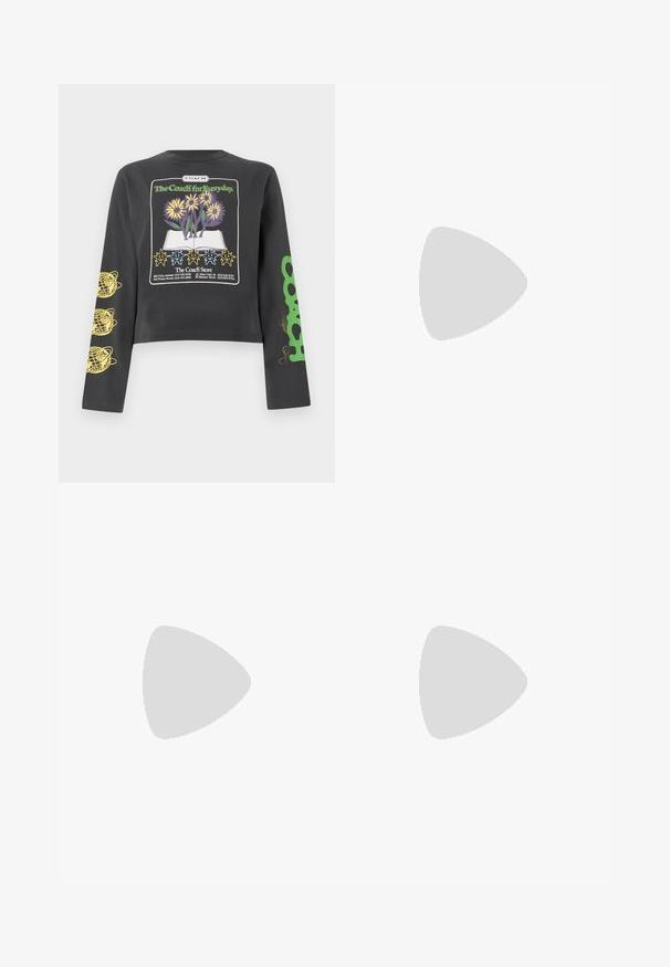 Juoda ilgomis rankovėmis trumpa palaidinė su spalvingais gėlių ir saulės grafikos piešiniais, žalia "Coach" tekstu dešinėje rankovėje ir geltonais žemės rutulio simboliais kairėje rankovėje.; Rudos spalvos plačių kojų kelnės su raišteliu priekyje, vyriškos denim medžiagos. Su dviem priekiniais kišenėmis ir lygiu paviršiumi.; Juodos kulkšninių batai iš blizgaus odos su elastinėmis šoninėmis dalimis, kilpos užtraukimui ir masyviu guminėmis padanga, turinčia tekstūruotą protektorių.; Juoda odinė rankinė su užtrauktuku, sidabriniais elementais, dviem priekiniais kišenėmis, kontrastingomis siūlėmis ir nuimamu peties diržu.; Aukso tono metalinės auskarai su stilingu, kreiviu dizainu. Išsiskiria ryškiu smailiu pavidalu, poliruota paviršiumi ir užsegimu su vyriu.