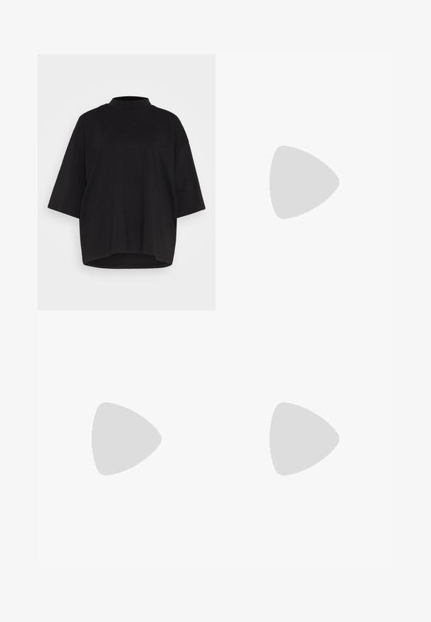 Čierne bavlnené tričko s vysokým golierom, krátkymi raglánovými rukávmi a voľným, štvorcovým strihom. Hladká textúra a zaoblený lem.; Čierne, vysoko pásové nohavice so strihom rovného nohu, vyrobené z hladkej bavlnenej tkaniny. Obsahujú predné vrecká a jednoduché kovové zapínanie.; Čierne lesklé kožené mokasíny so strieborným prackovým pásom a hrubou gumovou podrážkou s dezénom, zobrazené z profilu na bielom pozadí.; Čierna kožená taška na rameno s hladkým povrchom, obdĺžnikovým tvarom a dvoma dlhými uchami. Bez viditeľného kovania alebo ozdôb.