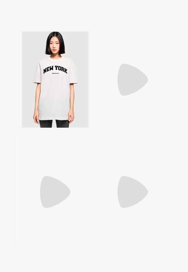 T-shirt oversize bianca con "NEW YORK" in grassetto nero. Maniche corte e scollatura rotonda, realizzata in morbido cotone.; Pantaloni della tuta grigio chiaro con una vestibilità rilassata, vita elasticizzata, cordoncino e tasche laterali; realizzati in un morbido tessuto testurizzato.; Sneaker bianco con tomaia in rete e suede, punta tonda e colletto imbottito. Presenta dettagli riflettenti e una suola spessa e textured.; Borsa a spalla in pelle nera con una texture liscia, una parte superiore curva e una sola tracolla. Presenta una chiusura con zip e un design minimalista.