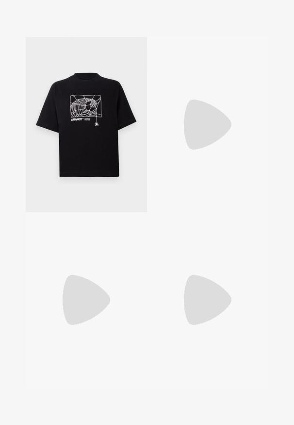 Svart t-shirt i bomull med korta ärmar. Har en vit spindelnätgrafik och logotyp på framsidan. Enkel rundad halsringning.; Ljust beiga cargo-byxor med avslappnad passform, med knappstängning, sidofickor och justerbara muddar med snören. Slät tygtextur.; Svarta mockaläder sneakers med ljusblå snörningar, tre vita ränder på sidan och en gummisula. "CAMPUS"-logotyp vid hälen.; Ett par rektangulära solglasögon med ljusblå genomskinliga bågar och mörkgrå linser, med raka skalmar och minimala hårdvarudetaljer.