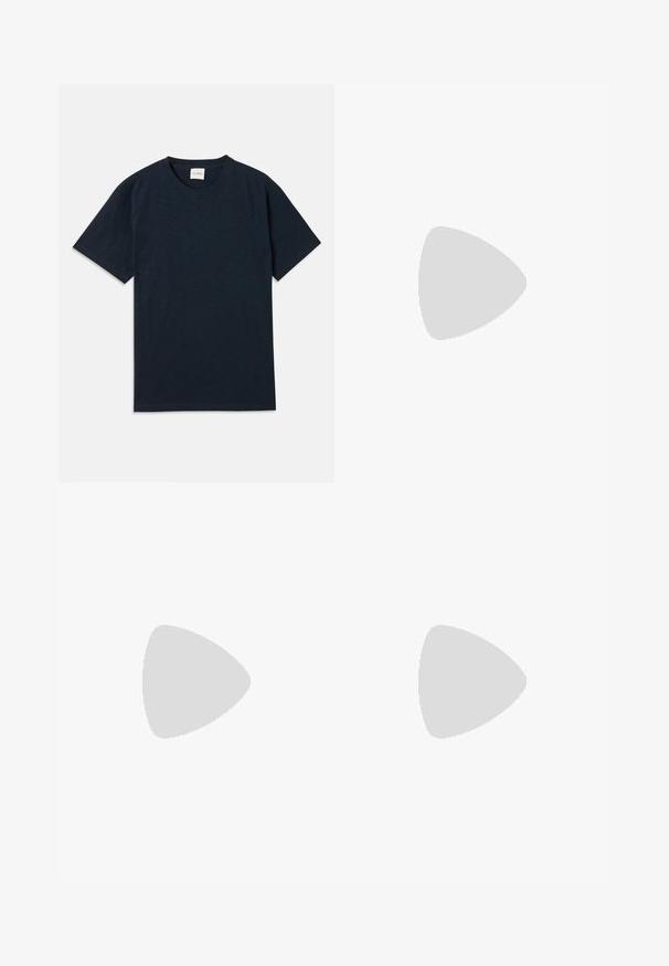 T-shirt à manches courtes en bleu marine uni avec un petit logo embossé près de l'ourlet inférieur.; Shorts en coton beige avec une fermeture à bouton, des passants de ceinture et des ourlets cousus. Dotés de deux poches avant et d'un design classique à jambe droite.; Baskets blanches avec des accents en daim, bout arrondi, lacets plats et semelle en caoutchouc crème. Présente une marque verte sur le talon.; WANT Les Essentiels ARCH CROSSBODY UNISEX - Sac bandoulière - black