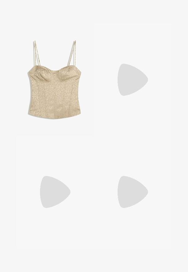 Beige korsettopp med leopardmönster, som har tunna justerbara axelband, en strukturerad design och vertikal sömnad för form.; Svarta denimbyxor i vida ben med ett mönster av små silverfärgade öglor, i en klassisk fem-fickdesign och med knappringning fram.; Svart läderhögklackad sko med spetsig tå, slät yta och en smal stilettklack, med en minimalistisk design.; Svart läderhandväska med flätade handtag, texturerad yta, dragkedjeförsedd framficka och dekorativa fransdetaljer. Kompakt och strukturerad form.