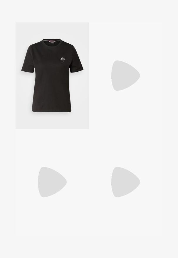 T-shirt en coton noir avec un col rond, des manches courtes et un petit motif graphique blanc sur la partie gauche de la poitrine.; Pantalons de salon marron à motif avec un tissu texturé, une taille élastique avec cordon de serrage et une coupe ample.; Escarpin en cuir noir avec un bout pointu et un petit talon bloc. Doté d'une bride de cheville avec une boucle dorée. Texture lisse.; Sac à main noir à la forme structurée, texture lisse et fermoir métallique. Associé à un pantalon noir ample et des sandales ouvertes sur un sol en bois.