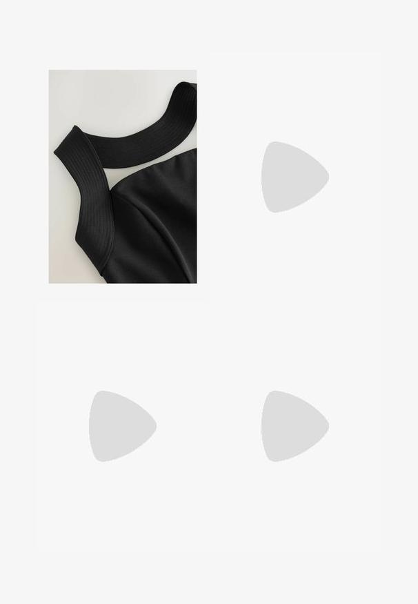 Top nero senza maniche con spalline larghe a coste e una texture del tessuto liscia, caratterizzato da cuciture contour per un design aderente.; Pantaloni in lino neri con cintura elastica, taglio dritto e lunghezza alla caviglia, abbinati a sandali alti neri con cinturini.; Scarpa nera in pelle con tacco e punta affusolata, dotata di una fascia decorativa. Presenta un tacco a stiletto basso e una superficie liscia.; Borsa in pelle grigio chiaro con design a forma di U e manico metallico curvo. Texture liscia con cuciture minime e senza motivi visibili.