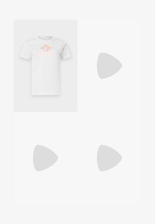 T-shirt en coton blanc avec un logo imprimé rose et un design graphique à l'avant. Manches courtes et col rond classique.; Shorts bleus en tissu léger, dotés d'une taille élastique avec cordon de serrage et d'une poche avant.; Chaussures à plateforme en cuir noir avec un talon bloc épais, bout rond et un design traditionnel à lacets. Elles présentent une texture lisse et un détail minimal.; Sac à main en cuir noir avec une forme courbée, bandoulière amovible et des accessoires en or. Le sac est doté d'un rabat avec un détail de boucle.