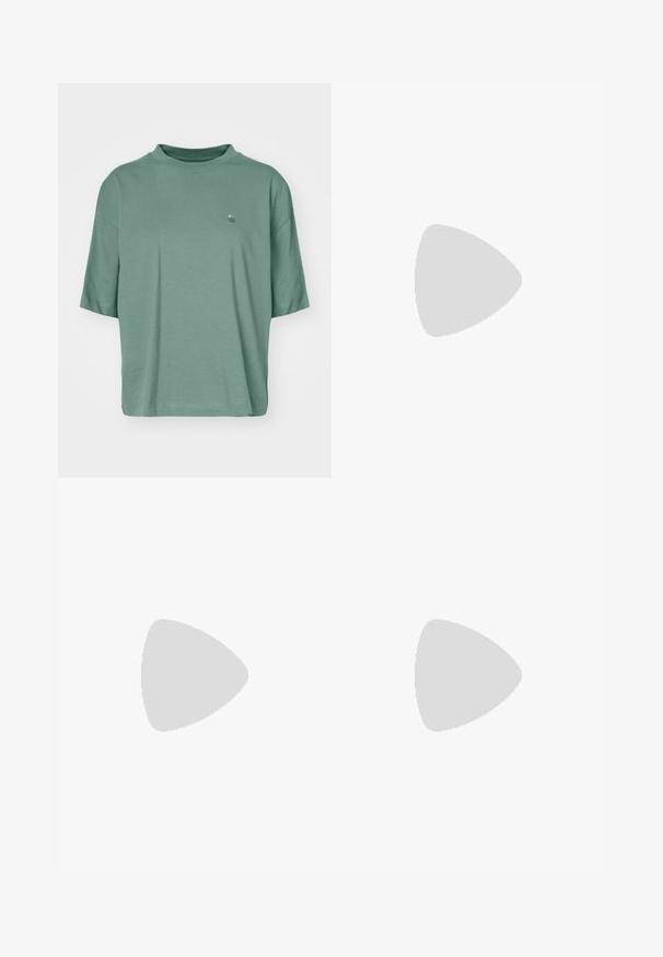 Kortärmad, löst sittande T-shirt i dämpad grön bomull. Har en subtil våglogotyp på bröstet och en ribbad rundad halsringning.; Randig kjol i marinblått, vitt och grått. Har en rak silhuett, knäppning och subtil textur med rutmönster.; Svart och vit sneaker med mocka och mesh-material. Har en framträdande stjärnlogotyp och djärva accenter på sidan, med en vadderad sula.; Runda solglasögon med en transparent båge, ljusgröna linser och tunna, klara skalmar. Har subtila hårdvarudetaljer på bågen.