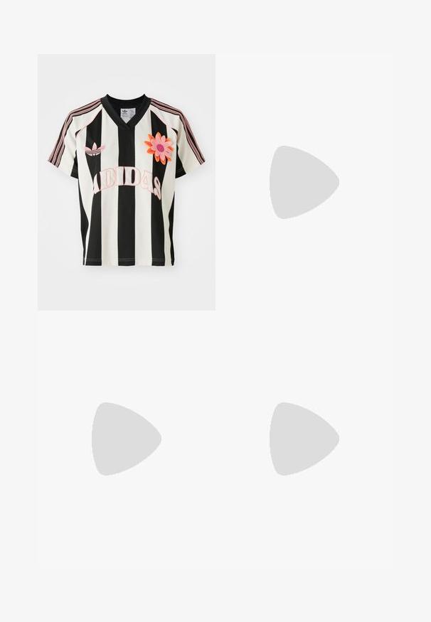 Zwart-wit gestreepte trui met een roze geborduurd "Adidas" logo en een grote oranje en roze bloemenapplicatie. V-hals ontwerp, mesh textuur.; Roozenrode op maat gemaakte broeken met voorplooien en een knoopsluiting, met een losse pasvorm en zakken. Gepaard met witte puntige hakken.; Roze suede sneakers met groene strepen, rode veters en een gumrubberen zool. Gecombineerd met zwarte broek die bij de enkels is gathered.; Roze gepatineerde lederen handtas met een rechthoekige vorm, afneembare kettingriem en zilveren hardware detail aan de voorkant.