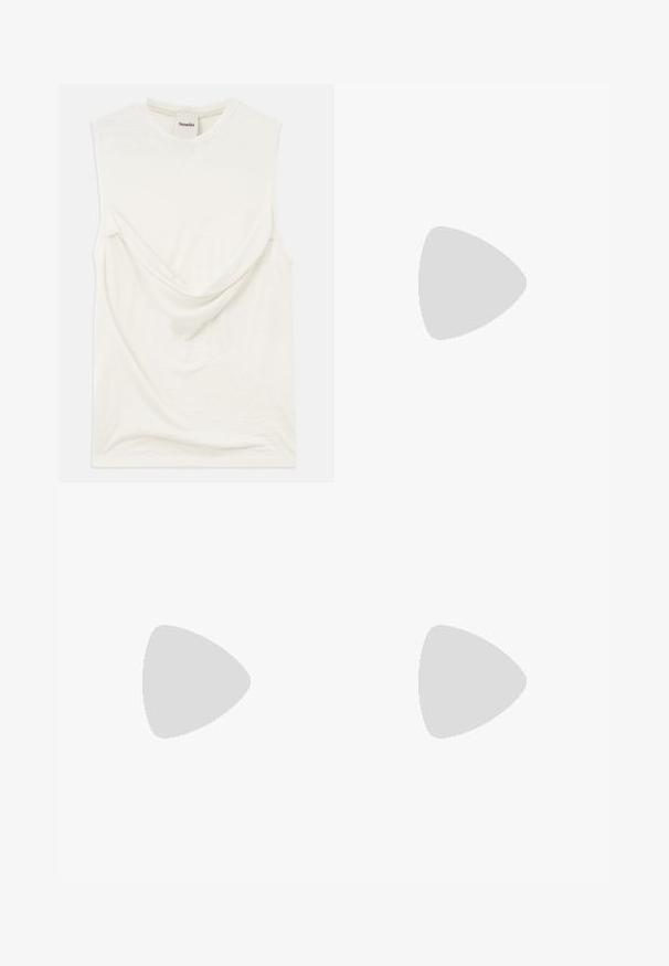 Top alb fără mâneci, cu un detaliu drapat în față, realizat dintr-un material moale și ușor. Prezintă un guler rotund și o croială lejeră.; Fustă maro până la genunchi dintr-un material moale și ușor; prezintă detalii franzelate și o curea pe lateral cu un accent din metal.; Mule-uri negre din piele cu toc înalt, cu vârf deschis, design ascuțit, textură fină și toc subțire stiletto.; Geantă de umăr din piele neagră, în formă de semilună, cu fermoare argintii pe ambele părți și o singură curea.