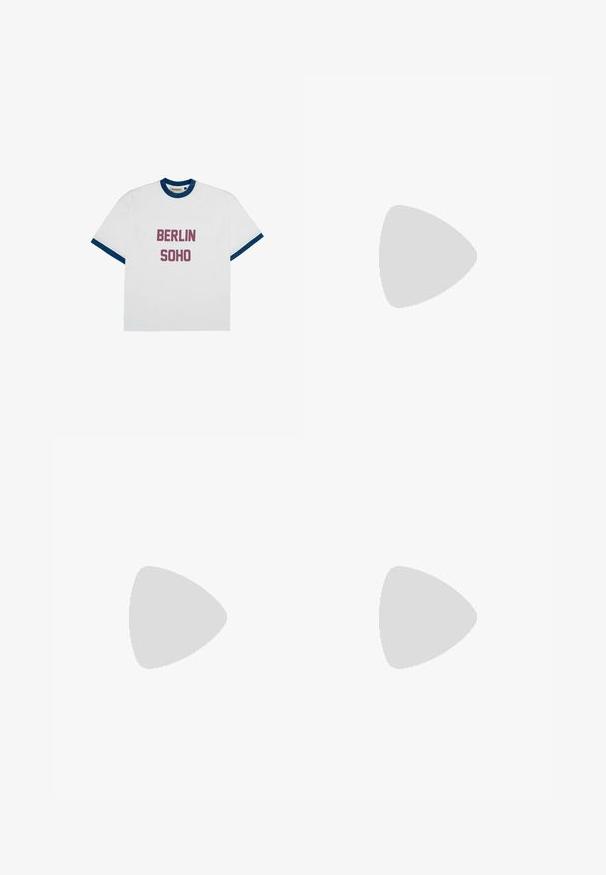 Camiseta blanca con cuello y bordes de mangas acanalados en azul. Presenta un texto impreso en negrita "BERLÍN" y "SOHO" en un rosa profundo.; Pantalones de pierna ancha hechos de tela gris oscura. Cuenta con pliegues en la cintura, un diseño a medida y una silueta recta.; Botas de ante marrón hasta el tobillo con paneles laterales elásticos, suelas de goma negra gruesa, combinadas con jeans ajustados azul claro.; Collar de perlas blancas con un cierre de plata que lleva el nombre de la marca. Cada perla es lisa y redonda, ensamblada en una secuencia uniforme.