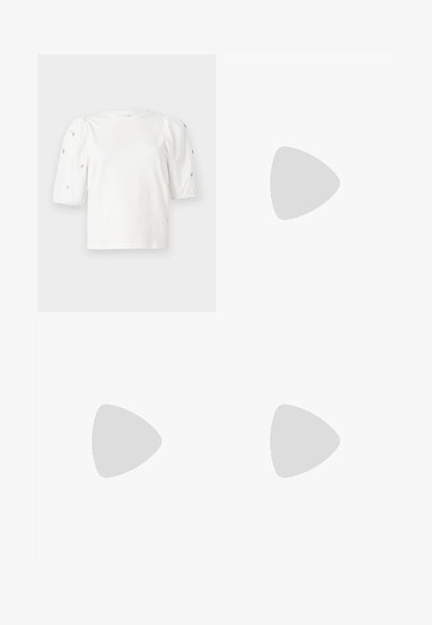 Balta kokvilnas t-kreklu ar īsām puff piedurknēm, ar nelieliem sudraba rotājumiem gar piedurknēm. Klasisks apaļš izgriezums, brīvā piegriezuma.; Gaiši zilas, platās džinses ar augsto jostasvietu, izgatavotas no denima. Tām ir priekšējais pogu aizdare un gluda tekstūra.; Melna ādas augstpapēžu kurpe ar norakstīto purngala formu, potītes siksniņu un masīlu papēdi. Gluda tekstūra, elegants dizains un minimālisma estētika.; Melnas ādas somiņa ar gludu tekstūru, taisnstūra formu un divām garām rokturiem. Nav redzamu aparatūras vai rotājumu.