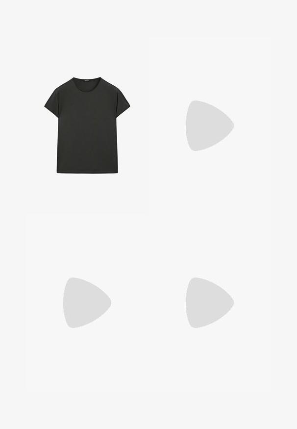 Zwarte T-shirt met korte mouwen van zachte stof, voorzien van een ronde halslijn en een relaxte pasvorm, met schone, eenvoudige lijnen en zonder patronen.; Grijze flared broeken van een gladde stof, met een platte voorkant, riemlussen en een op maat gemaakt ontwerp met strakke lijnen.; Zwarte suède pump met een spitse neus, lage kittenheel, gladde textuur en een minimalistisch ontwerp, geschikt voor formele of professionele kleding.; Grijze synthetische draagtas met twee lange handvatten en een bijpassend klein met rits te sluiten etui met een kwastje. Gladde textuur met een subtiel patroon.
