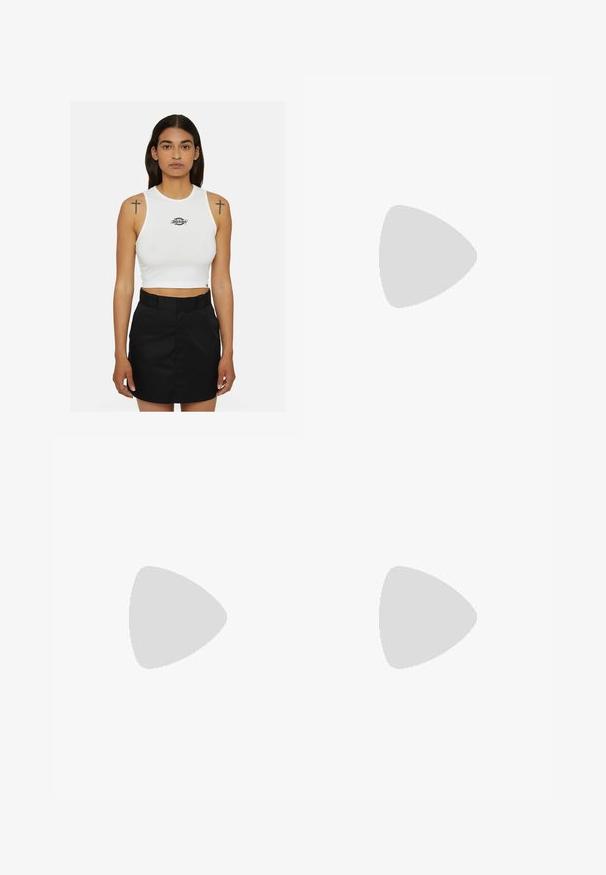Witte cropped tanktop met een ronde halslijn en een zwart logo. Gecombineerd met een hoge taille zwarte rok. Eenvoudig en aansluitend ontwerp.; Kleurrijke, wijde broek met een elastische tailleband. Gemaakt van lichtgewicht, geweven stof met bloemen- en abstracte patronen in rood en groen.; Hardloopschoenen met een zilver-witte mesh bovenkant en een groene accent. De zool is dik en gestructureerd, ontworpen voor demping en ondersteuning.; Zwarte rechthoekige zonnebril met donkere lenzen, glanzende afwerking, brede pootjes en een robuust frameontwerp. Gegraveerde merknaam op één van de pootjes.