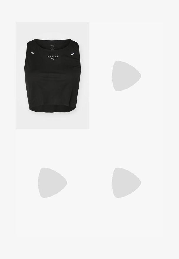 Top cropped preto feito de tecido texturizado, com decote redondo, logotipo branco e dois pequenos elementos refletivos nos ombros.; Calças de treino pretas com uma textura suave, apresentando uma cintura canelada e riscas laterais, com um fecho éclair na bainha para um ajuste ajustável.; Sapatilhas desportivas pretas com realces brancos, parte superior em malha, atacadores e calcanhar acolchoado. Apresenta uma sola texturizada para atrito.; Bolsa preta feita de um material macio e texturizado. Apresenta um design ondulado, tiracolo única e um detalhe sutil do logótipo na parte da frente.
