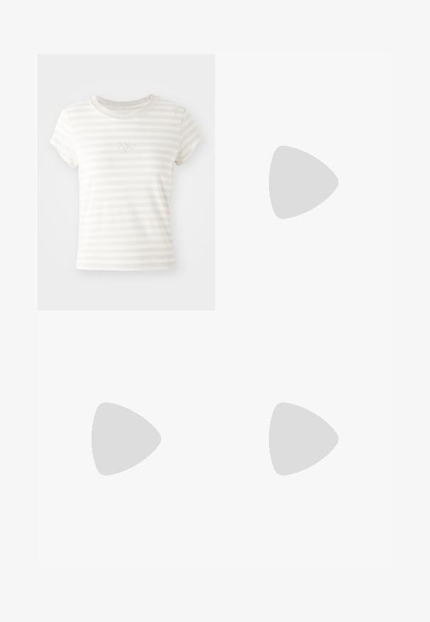 Vit randig kortärmad t-shirt i mjuk bomull. Har en rundad halsringning och en liten broderad Nike-logotyp på bröstet.; Bruna, mid-rise leggings tillverkade av elastisk tyg med en slät textur. De har minimal sömnad och en figurnära design.; Vit sportskor med mesh- och syntetmaterial. Har en strukturerad design, vadderad krage och geometriska detaljer på hälen.; Beige handväska tillverkad av mjukt material, med en avslappnad design, sydda detaljer och två axelremmar. Lämplig för dagligt bruk.