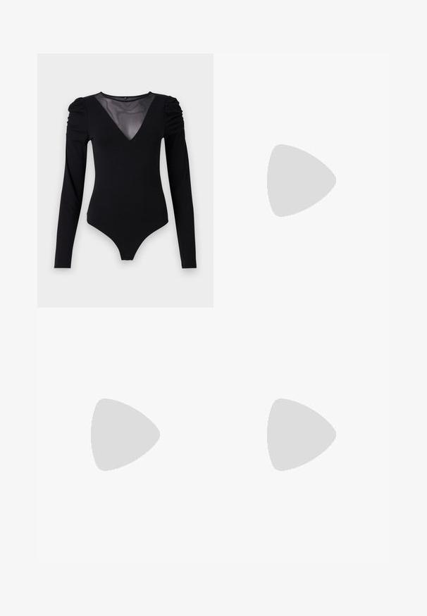Crni bodysuit dugih rukava s mrežastim V-izrezom i naborima na ramenima. Glatka tkanina s prilagođenim oblikom.; Tamnozelena maxi suknja napravljena od lagane tkanine, sa nabranim elastičnim pojasom i prozračno dizajnom sa plisekama.; Crne kožne cipele s zaobljenim vrhom, debelim blok petama i elastičnim bočnim detaljima, uparene s tamnim čarapama i crnom suknjom s prorezom.; Naočale sivi gradijent leća, zlatni metalni okvir i crni plastični naglasci. Jedinstvene leće u obliku leptira s tankim drškama.; Srebrne okrugle naušnice s minimalističkim dizajnom. Kružni oblik, glatka tekstura i tanak profil. Lagane s poliranim završetkom.