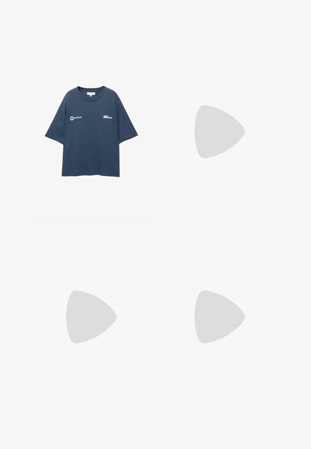 Tricou oversized de culoare albastru închis cu text alb "DARE MORE" și iconiță cu inimă pe partea stângă a pieptului, "MAKE MEMORIES" pe partea dreaptă a pieptului.; Pantaloni din denim negri cu picioare largi, cu talie înaltă, având buzunare frontale și posterioare, cusături dublate și închidere cu nasture. Textură netedă.; Adidași bej deschis cu un superior quilted, guler elastic și talpă Vibram. Include un tab de tragere și o închidere cu fermoar. Finisaj texturat.; Geantă de umăr din piele maro cu o textură netedă, design cu vârf deschis și două curele pentru umăr. Prezintă cusături minime și fără componente metalice vizibile.