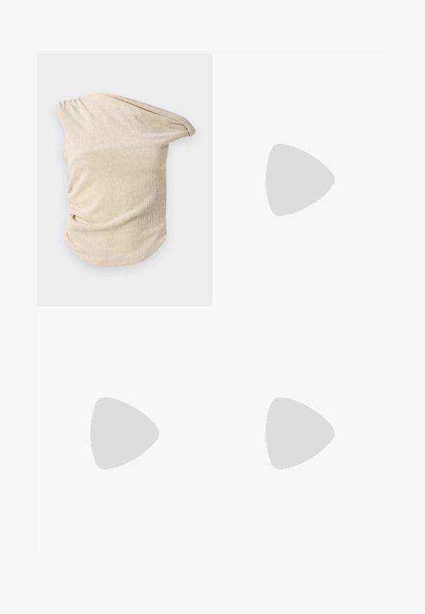 Haut beige clair en tissu texturé, présentant un design drapé avec des détails froncés sur un côté et une encolure large, dénudée d'une épaule.; Shorts à motifs camouflage avec un mélange de nuances de vert, beige et gris. Dotés d'une taille élastique et d'un cordon de serrage pour un ajustement réglable.; Sandale à talon aiguille noire en cuir avec des fines bandoulières, boucle dorée et une boucle pour les orteils minimaliste sur fond blanc.; Lunettes de soleil en écaille brune avec une forme rectangulaire, verres marron foncé et marquage "vogue" en or sur les branches.; Sac à main en cuir tissé marron avec une forme arrondie, deux poignées supérieures, et une texture lisse ; présente des coutures discrètes pour le détail du design.; Bagues en résine claire et ambre, l'une lisse et transparente, l'autre avec une finition texturée en ambre. Les deux présentent des designs arrondis et épais.
