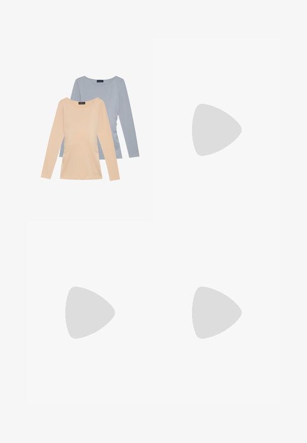 Divas divu garo piedurknu T-kreklu komplekts. Viens mīkstā persiku krāsā, otrs gaiši zils. Abiem ir gluda tekstūra un apaļa kakla izgriezums.; Divas pāri vidēja garuma šortu: viens gaiši zaļš un otrs melns, abi izgatavoti no mīksta auduma ar elastīgu vidukli.; Melnās ādas potītes zābaki ar elastīgām sānu daļām, noapaļota pirksta forma un bieza platformas zole, izvietoti uz koka virsmas.; Melnas ādas somiņa ar gludu tekstūru, taisnstūra formu un divām garām rokturiem. Nav redzamu aparatūras vai rotājumu.