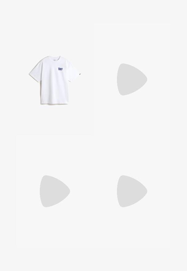 T-shirt en coton blanc avec un logo bleu brodé sur la poitrine gauche. Col rond classique, manches courtes et coupe confortable.; Pantalon de survêtement bleu en coton avec une taille élastique et un cordon de serrage réglable. Présente un petit logo sur la jambe gauche, avec des poignets fuselés aux chevilles.; Baskets noires avec des accents blancs, dotées d'une tige synthétique lisse, d'une forme ronde et d'une semelle en caoutchouc, associées à un pantalon beige clair.; Sac bandoulière noir avec un compartiment principal zippé, une poche frontale, une sangle ajustable et un patch logo visible sur le rabat.