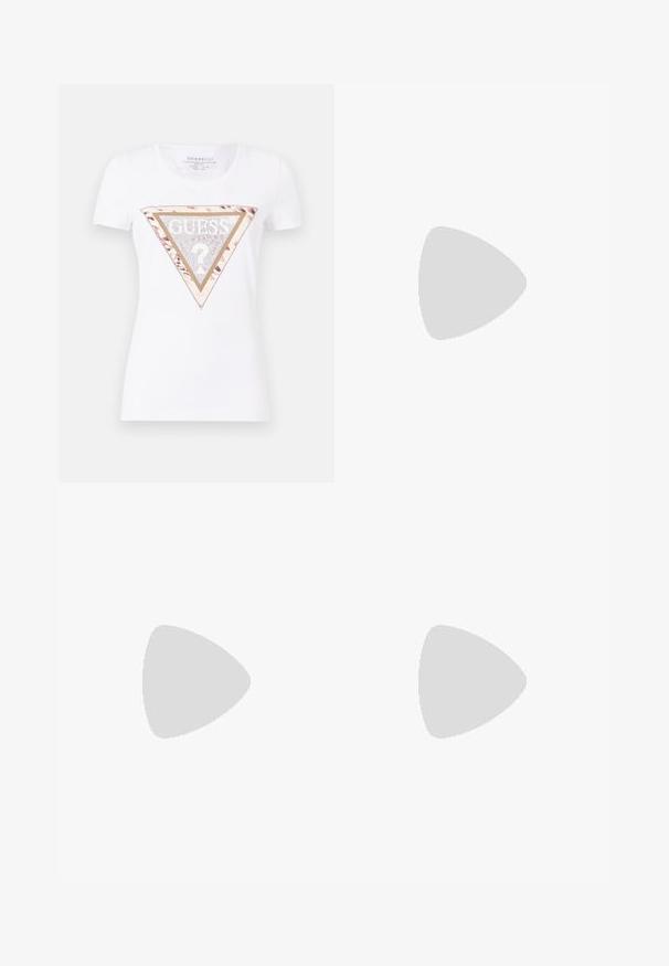Hvid kortærmet t-shirt med et trekantet grafisk motiv, der har et blomsterdesign, glitrende detaljer og tekst i guldtoner i midten.; Jeansskørt i lys blå. Har en lige silhuet, fem lommer og en knaplukning med bæltesløjfer. Slidte teksturaccentuer.; Sort læder højhælede sko med spidse tæer og glat tekstur, der har en slank hæl og et minimalistisk design.; Sølv hoop øreringe med en glat, skinnende overflade. Rundet form, letvægtsdesign med post-back lukning.