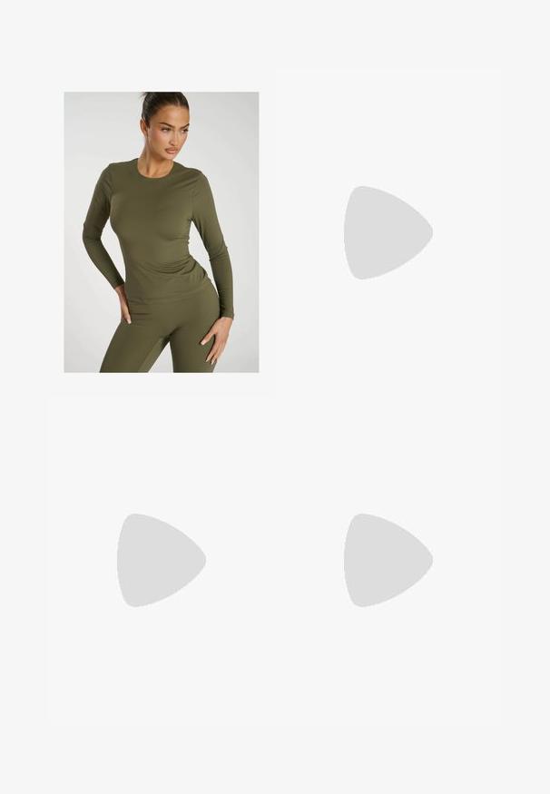 Haut à manches longues vert olive en tissu extensible avec un col rond et un design ajusté, associé à un pantalon ajusté assorti.; Leggings coupés en vert olive, confectionnés dans un tissu doux avec une taille côtelée. Comprend un logo à la taille et des zones d'accent texturé.; Bottes noires synthétiques jusqu'aux genoux avec une finition lisse et texturée et une semelle en caoutchouc épaisse. Dotées d'une languette à l'arrière pour un enfilage facile.; Sac en tissu noir avec un motif texturé et matelassé. Forme arrondie, poignées courtes et épaisses, et structure souple et flexible.