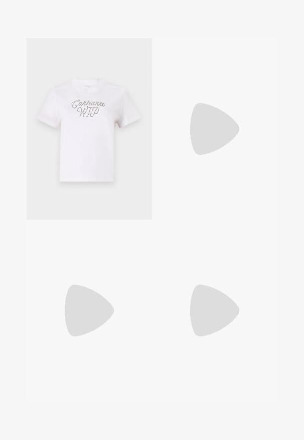 Vit bomulls t-shirt med korta ärmar och rundad halsringning, försedd med ett dekorativt texttryck i en vågig, ljusgrå design.; Ljusgröna vida cargobyxor i denim med stora sidofickor, knapp- och dragkedjestängning samt synliga stickningsdetaljer.; Beiga mockaskor med ljusrosa detaljer, strukturerad gummisulor och tre rosa ränder på sidan. Rundad tå och snörningsdesign.; Silver hoops med en smidig, polerad yta. Cirkulär form, konsekvent bredd, designade för enkel knäppning. Enkla och eleganta.