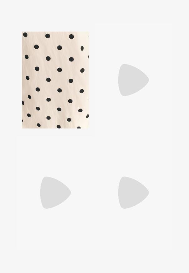 Látka s černými puntíky na světle béžovém pozadí. Design obsahuje rovnoměrně rozložené, plné kroužky na hladkém povrchu.; Námořnické modré kalhoty s širokými nohavicemi vyrobené z lehké látky s uvázaným pasem. V kombinaci s černými žabkami. Hladká textura, délka do kotníků.; Černé žabky s hladkým horním páskem a texturovanou platformou. Minimalistický design s nízkým profilem.; Sluneční brýle ve hmotě želvoviny s oválnými obroučkami a zelenými čočkami. Mají tenké stranice s metalickým akcentem u závěsů.; Přírodní tkaná slámová taška s texturovaným povrchem, velkým otevřeným topem, zakřiveným tvarem a tmavým koženým popruhem. Má černý akcent na dně.