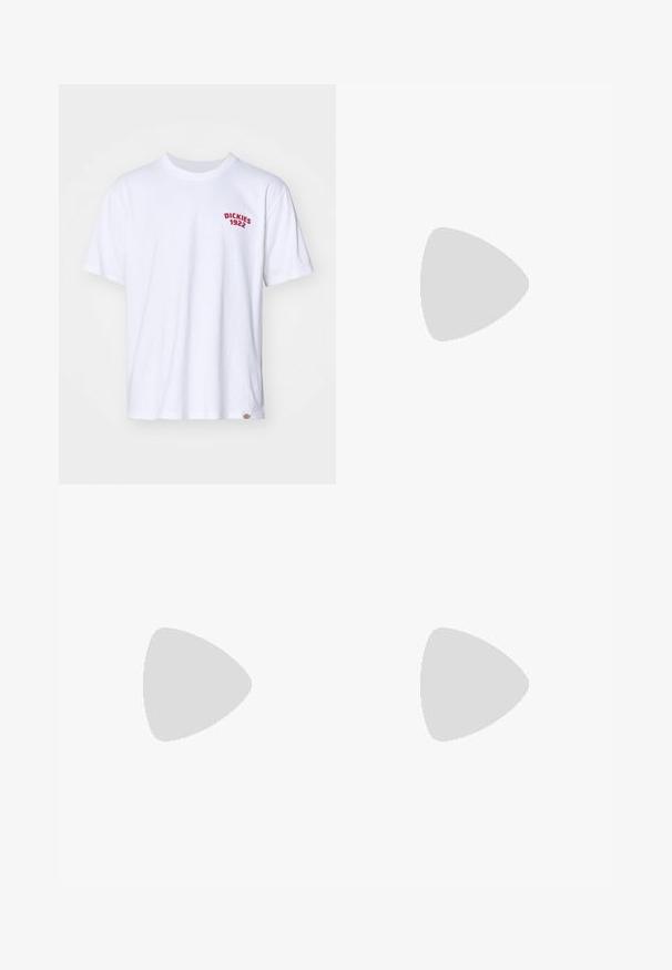 Vit bomull t-shirt med korta ärmar som har en röd broderad logotyp "DICKIES 1922" på vänster bröst; ribbad rund halsdesign.; Jeans i denim med raka ben, ljus och mörkblå tvätt med avfärgning, fem fickor och knappstängning.; Höga beige kanvas sneakers med röd rand, vit gummisula och metallhål, som har den ikoniska stjärnlogotypen på sidan.; Bruna rektangulära solglasögon med tunna silvertrådsskalmar och näsbrostöd. Linserna är platta och något tonade.