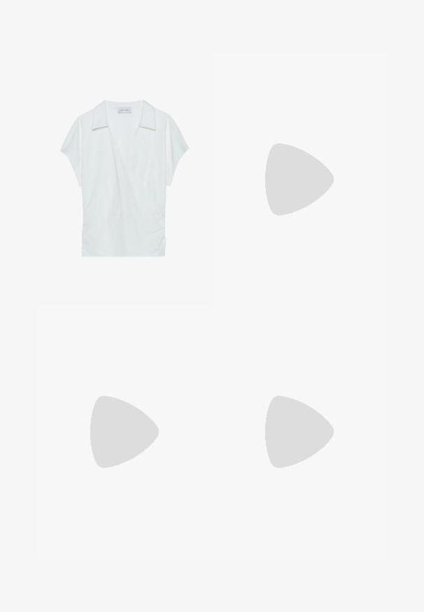 Vit krage inslag blus i mjukt tyg, med korta ärmar och rynkade detaljer vid midjan för en avslappnad passform.; Svarta vida byxor i ett slätt tyg, med en plisserad front, elastisk midja och utan synliga fickor eller fästen.; Svart läderstövel som går till mitten av vadens längd, med kraftig klack och rund tå, visad i sidoprofil mot vit bakgrund.; Svart handväska med strukturerad form, slät yta och metallspänne. Matchad med vida svarta byxor och sandaler med öppen tå på trägolv.