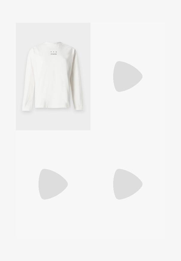 Langærmet hvid T-shirt lavet af bomuld, med rund halsudskæring og trykt sort tekst "C P H STUDIOS" foran.; Beige, lige ben bukser lavet af en blanding af bomuldsstof, med knaplukning og standard lommer foran og bagpå.; Sorte læder slingback hælesko med spids tå og chunky blokhæle. Har en justerbar rem med en metalspænde.; Sort læder skuldertaske med en glat tekstur, buet form, justerbar rem og lynlås. Minimalistisk design uden udsmykninger.