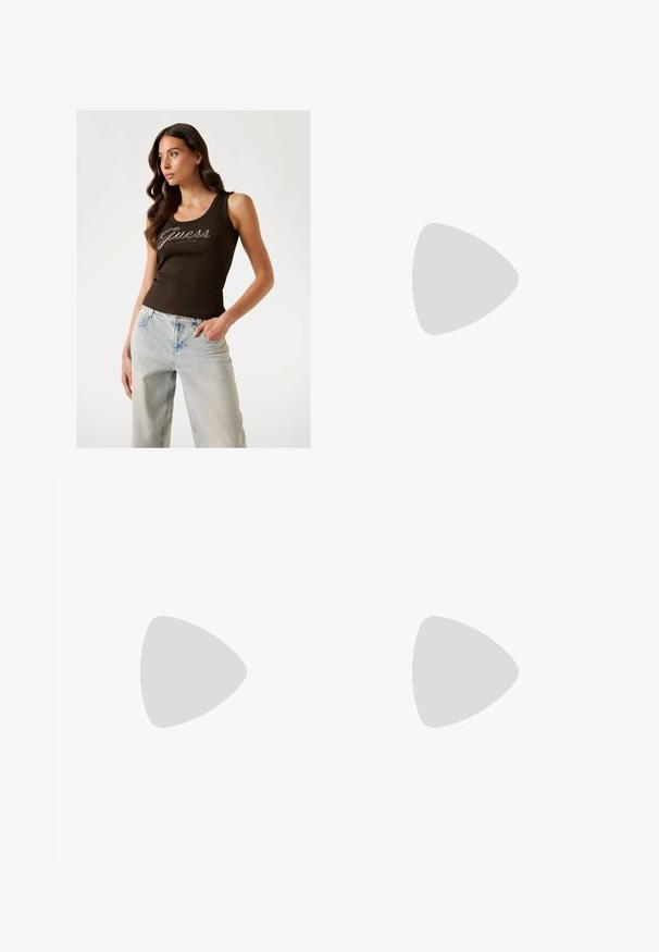 Top de damă din bumbac, de culoare maro, cu dungi și logo-ul "Guess" brodat cu sclipici argintiu, asociat cu blugi decolorati, cu talie înaltă și croi largs.; Jeans albi cu picioare largi și margini desfăcute, având un design clasic cu cinci buzunare și închidere cu buton metallic. Fabricate dintr-un material de bumbac rezistent.; Sneaker Adidas negre cu dungi albe, text aurit "Spezial", talpă din cauciuc și tab de călcare alb, prezentat din vedere laterală.; Geantă din suede maro cu un design plisat, având o curea din piele bej și un detaliu subtil cu logo auriu în partea din față.