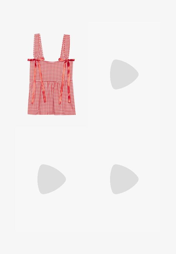 Haut en vichy rouge et blanc avec de larges bretelles nouées avec des rubans en satin, bustier froncé et ourlet évasé, fabriqué en un mélange de coton léger.; Pantalons de jogging vert olive en tissu doux, avec une taille élastique et un cordon de serrage, des poignets fuselés et des poches cargo sur les côtés.; Chaussure en cuir blanc à talon slingback, avec un bout pointu, présentant un talon en accent pêche et un détail de boucle sur la sangle pour la fermeture.; Lunettes de soleil style œil de chat avec une monture en écaille de tortue noire et orange, verres marron et pointes effilées et élégantes. Présente un logo minimaliste sur la branche.; Sac à main en cuir laqué rouge avec une silhouette lisse et arrondie. Il dispose de deux longues poignées, d'une texture lisse et de détails de couture subtils.