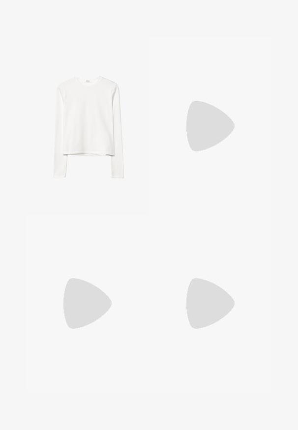 Bela dolga majica z dolgimi rokavi iz bombaža s krožnim izrezom, skrajšana zasnova, gladka tekstura in minimalističen videz. Brez vidnih logotipov ali vzorcev.; Kratka A-linijska krila do kolen v mehki bež tkanini, ki se ponaša s gladko teksturo in preprostim, brez okrasnim dizajnom ter elastičnim pasom.; Bela slingback peta z ošiljenim nosom, z gladkim zgornjim delom, subtilnimi izrezi in nizkim blok petkom. Črna podplat poudarja dizajn.; Črna lakasta usnjena torbica s ukrivljeno obliko, enim ramenskim trakom, sprednjimi žepi in srebrnimi kovinskimi dodatki.