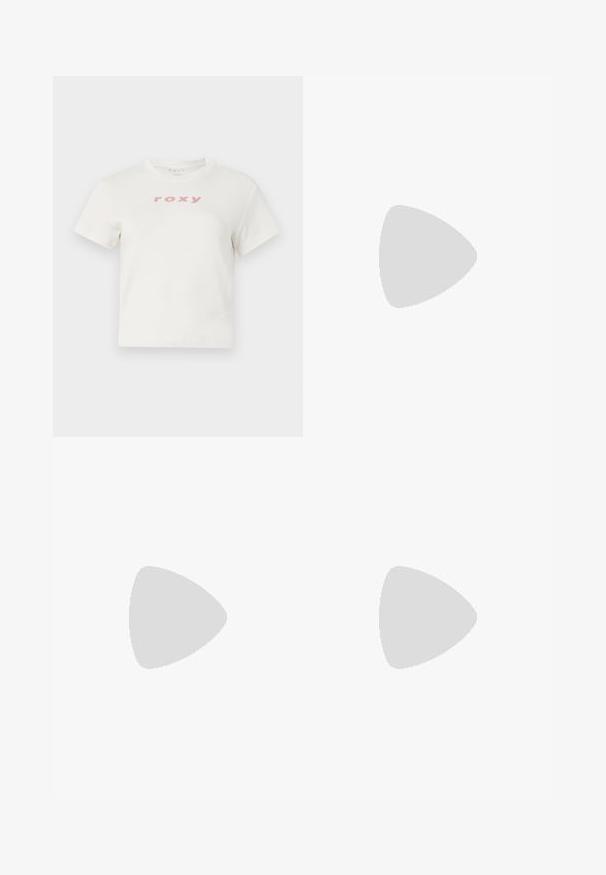 Bijela pamučna majica kratkih rukava s okruglim izrezom, na prednjoj strani ima ružičasti logo "roxy". Redovni kroj.; Bež traperice od kordura s širokim nogavicama, vertikalnom rebrastom teksturom, prednjim džepovima i bočnim detaljem dugmeta.; Masivne bijele tenisice od teksturirane mreže i sintetičkih materijala, sa debelim potplatom i složenim uzorcima duž strana.; Crna kožna torba s lukovitim oblikom, odvojivim remenom i zlatnim detaljima. Torba ima preklop s kopčom.