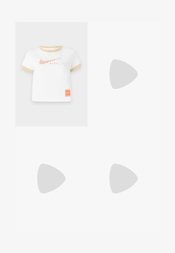 Weißes T-Shirt mit goldenen Akzenten, das ein rotes kariertes Nike-Swoosh-Logo, den Text "NIKE AIR" und ein kleines oranges Nike-Label am Saum zeigt.; Beige Jogginghose aus weichem Stoff, mit einem elastischen Bund und Kordelzug, schmal zulaufenden Knöcheln und einem kleinen Logo-Akzent.; Nike Sportswear FIELD GENERAL - Sneaker low - off-white/black; Schwarze rechteckige Brille mit klaren Gläsern. Glänzende Oberfläche, schmale Bügel und lila Tönung an den Rändern der Gläser sichtbar.