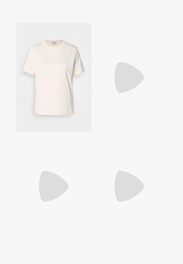 Cremfarbener Baumwoll-T-Shirt mit kurzen Ärmeln, Rundhalsausschnitt und subtiler geprägter Logodetail auf der Vorderseite. Glatte Textur, lässige Passform.; Dunkelgraue weit geschnittene Hosen aus einem Stoff mit glatter Textur, mit flacher Vorderseite und tailliertem Bund.; Schwarze Wildleder-Espadrilles mit einem dünnen Knöchelriemen, offener Zehenpartie und moderatem Blockabsatz. Glatte Textur und minimale Akzente.; Schwarze Ledertasche für die Schulter mit glatter Textur, geschwungener Form, verstellbarem Tragegurt und Reißverschluss. Minimalistisches Design ohne Verzierungen.