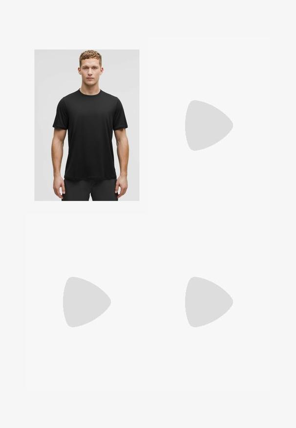 Schwarzes T-Shirt mit kurzen Ärmeln, aus weichem, glattem Stoff, mit rundem Halsausschnitt und lockerer Passform, geeignet für Freizeit- oder Sportbekleidung.; Schwarze Sportshorts mit elastischem Bund und Kordelzug, seitlichen Schlitzen und glatter Textur, kombiniert mit schwarzen Socken und Schuhen.; Schwarze Sport Schuhe mit einer strukturierten Oberseite, verstärktem Absatz, gebogener Sohle und aggressivem Profildesign für Traktion. Bemerkenswertes wellenförmiges Designdetail.; Weiße Sportsonnenbrille mit einer geschwungenen Form, schwarzen Gummibezügen und einem verspiegelten orange-gelben Glas, das zu blau übergeht.