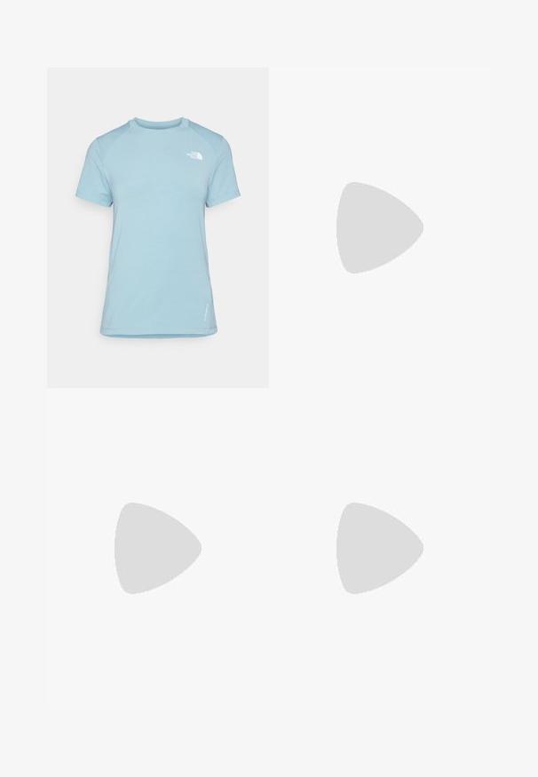 Világoskék, rövid ujjú póló kerek nyakkal. Puha anyagból készült, raglán ujjakkal rendelkezik, és egy fehér logó található a bal felső mellrészen.; Zöld kerékpáros rövidnadrág hálós fekete pántokkal, párnázott ülésrésszel és elasztikus szalaggal az alján, hogy jól illeszkedjen.; Beige és krém színű sportcipő, texturált hálós felsőrésszel, támogató burkolattal és gumitalppal, amely tapadás érdekében bordázott mintázattal rendelkezik.; Sport napszemüveg fekete kerettel, fehér díszítéssel és kék, átmenetes tükörlencsékkel. Texturált, fehér és fekete mintázatú szárak.