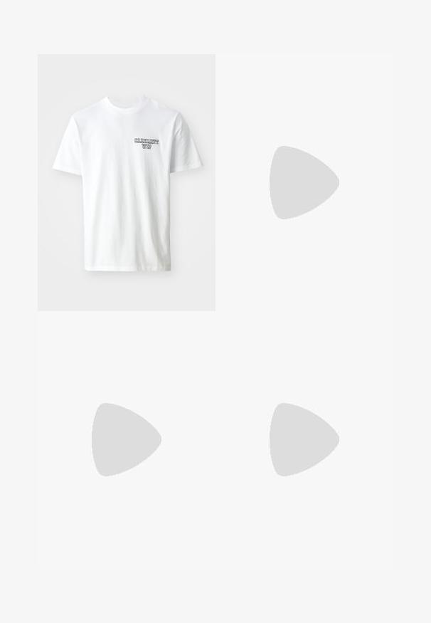 Tricou alb din bumbac cu guler rotund. Are un mic logo textat albastru "CARHARTT WIP" pe partea stângă a pieptului. Croi clasic, mâneci scurte.; Pantaloni cargo de culoare verde măsliniu cu talie elastică, șnur și buzunare laterale. Materialul pare moale, cu o textură netedă.; Tenisi negri cu o combinație de materiale texturate și netede, șireturi proeminente și o talpă groasă, asortați cu pantaloni din denim închis.; Geantă de umăr neagră, cu un compartiment principal cu fermoar, buzunar frontal, curea ajustabilă și un logo vizibil pe capac.