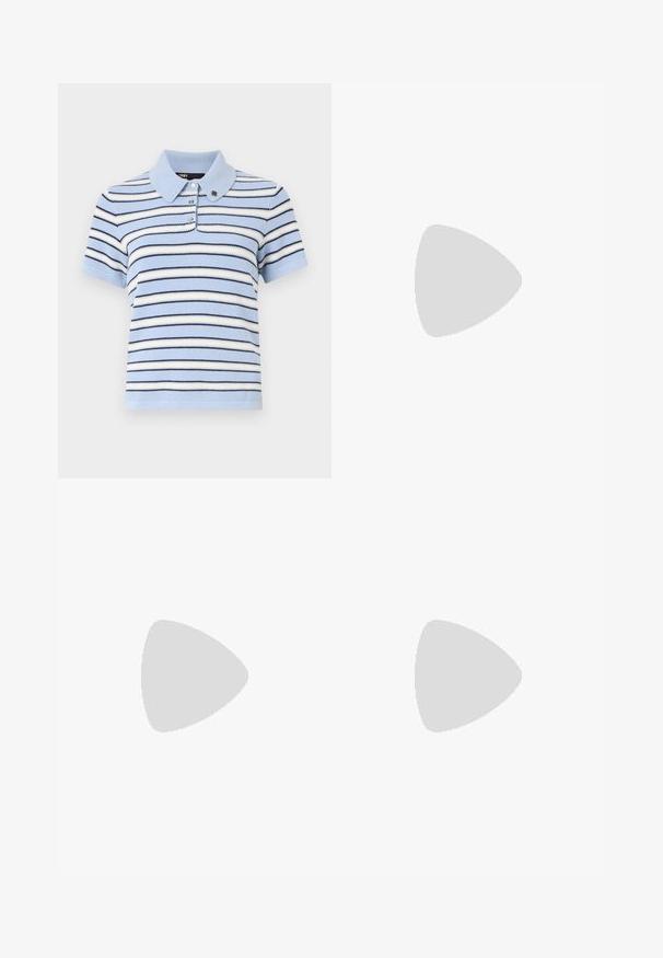 Polo shirt rayé avec des bandes horizontales bleu clair, blanc et marine, en tissu tricot doux, avec un col et une patte de boutonnage à trois boutons.; Jupe rose en tissu avec une texture lisse. Elle possède deux poches avant avec des fermetures à rabat et une couture décorative le long de l'ourlet.; Escarpin en cuir blanc à bout pointu, petit talon et bride réglable avec un détail de boucle en argent bien en vue.; Sac à main en daim marron foncé avec des franges sur les côtés, poigné découpé rectangulaire et bandoulière en cuir ajustable sur fond blanc.