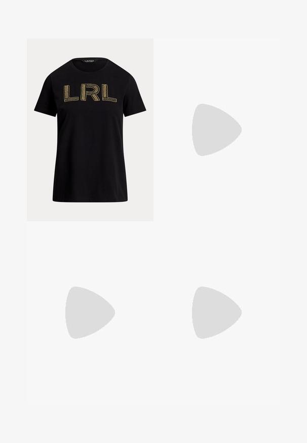 T-shirt de algodão preto com mangas curtas, apresentando o texto "LRL" em fio dourado bordado na frente. Decote redondo, corte descontraído e textura suave.; Jeans evasê de cor azul clara, feitos de denim, com cintura alta, design de cinco bolsos e uma bainha crua na parte inferior. A textura está ligeiramente desgastada.; Salto slingback em patente preta com bico apontado, apresentando um padrão de pele de cobra texturizado, tira ajustável e um salto bloco curto e texturizado.; Bolsa de mão branca em couro com acabamento texturizado, featuring a corrente dourada e detalhes pretos. Inclui um bolso frontal e fecho com zipper.