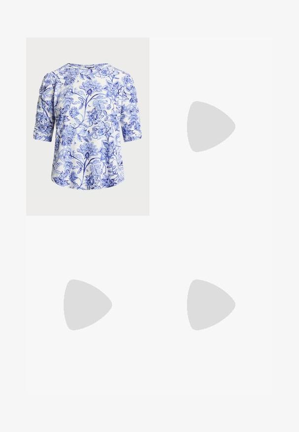 Bloemrijke blouse met een blauw-wit patroon, gemaakt van zachte stof. Het heeft een ronde halslijn en driekwart mouwen.; Wijd-uitlopende broek in een lichtbeige stof met een textuur en geweven patroon. Heeft een voorkant tailleband en geen zichtbare sluitingen.; Beige hakken sandalen met een blockhak, strappy ontwerp en verstelbare enkelband, gemaakt van glad synthetisch materiaal met een matte afwerking.; Bruine lederen schoudertas met textuur, voorzien van een gouden kettingstrap en klepsluiting. De voorkant heeft een logo-detail en een zak onder de klep.