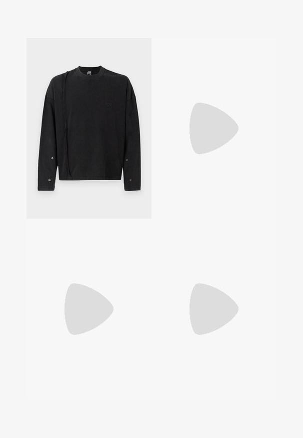 Crna dukserica dugih rukava s okruglim izrezom, s nijansiranim logotipom sprijeda i gumbima na rukavima, izrađena od mekanog materijala.; Crne trenirke od mekog materijala, s elastičnim pojasom i vezicom, sužene na rubovima i s dekorativnim šavovima.; Crne atletske cipele s mrežastim i sintetičkim gornjim dijelom, teksturiranom površinom, vezanjem i uzorkovanim gumenim potplatom za prianjanje.; Crne sunčane naočale sa elegantnim, uglatim dizajnom. Imaju sjajni okvir i tamne naočale. Mali zlatni RSF logotip sa strane.