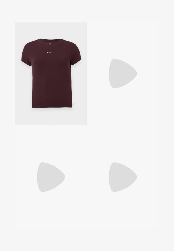 Burgundy kortärmad t-shirt i mjuk bomull, med rundad halsringning och en liten vit Nike-logotyp på bröstet.; Rosa cargobyxor med en lös passform, två sidoficklock och en knappstängning vid midjan. Tillverkade av ett hållbart tyg med en slät yta.; Nike-sneakers med en beige och grå texturerad ovandel, svarta detaljer, en stor "90"-logotyp, och en vit snörning. Svart sula.; Svart Nike-påse med dragkedja, textil med textur, bruna detaljer och en avtagbar rem. Har en framträdande Nike-logotyp på framsidan.
