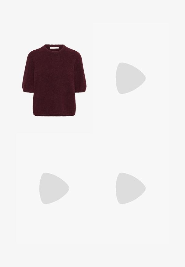 Lühikeste varrukatega tume punane sassis sviiter ümmarguse kaelusega, valmistatud Gestuz'i poolt, esitatud valge tausta ees.; Must mustriba musta faux nahksega seelik frillide detailidega. Omab laia vööd kuldse pandlaga ja mitmete reguleerimisaukudega. Sile tekstuur.; Mustmust paelad, millel on terav varvas, tekstuuriga maduprindiga, reguleeritav rihm ja lühike tekstuuriga plokknina.; Must küllastamata nahast õlakott, millel on kaks esist nähtavat taskut, kuldsed pandlad, tõmblukuga sulgemine ja peen rihm. Tekstuuriga pind ja kompaktne ristkülikukujuline kuju.