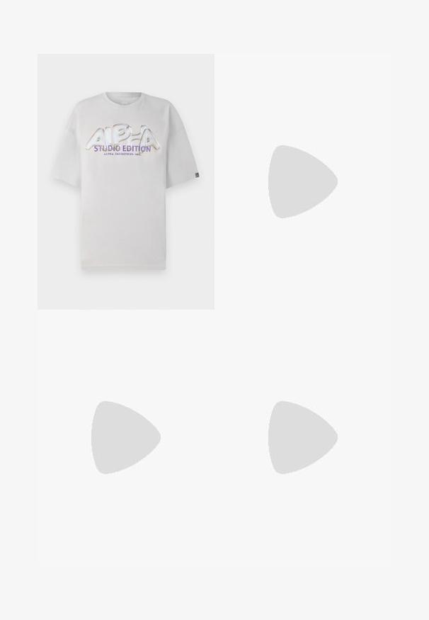 Hvit t-skjorte med kort erm og rund hals, med en glanset, flerfarget "ALPHA STUDIO EDITION" logo over forsiden.; Vidde benbukser i mørkegrønn kordfløyel, med knappelukking og skrå sidelommer med en teksturert, ribbet mønster.; Hvite plattformsnickers med en glatt læraktig overdel, avrundet form, polstret krage og teksturert gummisåle med tydelige dekk.; Beige håndveske laget av mykt materiale, med en slapp design, sydd detaljer og to skulderstropper. Passer for daglig bruk.