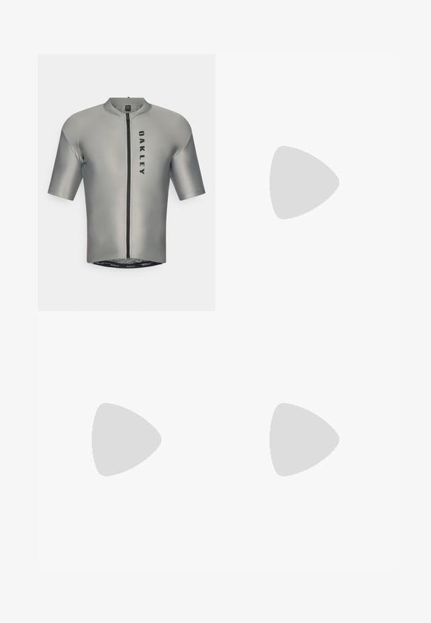 Cyklistický dres s krátkým rukávem z hladkého šedého materiálu s předním zipem, který zdobí černé logo "OAKLEY" a má přiléhavý střih.; Černé cyklistické šortky s kšandami ze síťoviny, polstrovaným sedákem a logem na levé noze. Mají hladkou, elastickou texturu a přiléhavý střih.; Šedé sportovní boty s prodyšným svrškem, černými pruhy, gumovou podrážkou a texturovanými detaily. Nosené s černými kotníkovými ponožkami na podlaze tělocvičny.; Černé sluneční brýle s matným povrchem, obdélníkové čočky, mírná křivka na spáncích, nenápadný detail loga a čočky s kouřovým zabarvením.