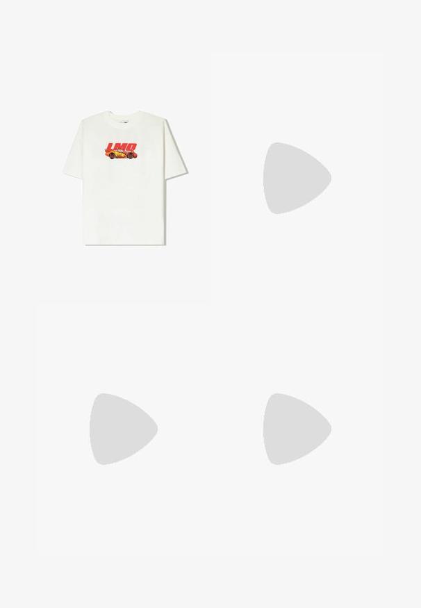 Fehér pamut póló, amelyen egy piros és sárga autó grafika látható "LMQ 95" felirattal. Rövid ujjú, laza szabású, kerek nyakú.; Világoskék, magas derekú farmer rövidnadrág, megviselt, szakadt elemekkel. Fröcskölt szegéllyel és klasszikus öt zsebes kialakítással rendelkezik, gombos záródással.; Fekete papucs, minimalista dizájnnal, lapos talppal, keskeny pántokkal és sima felülettel. Nincs további minta vagy díszítés.; Fekete téglalap formájú napszemüveg, szürke árnyalatú lencsékkel, sima műanyagból készült. Minimalista kialakítással rendelkezik, egyenes karokkal és diszkrét márkajelzéssel.; Arany színű digitális óra téglalap alakú számlappal, LCD kijelzővel, rozsdamentes acél szíjjal és oldalsó gombokkal. Vízálló felirat található rajta.